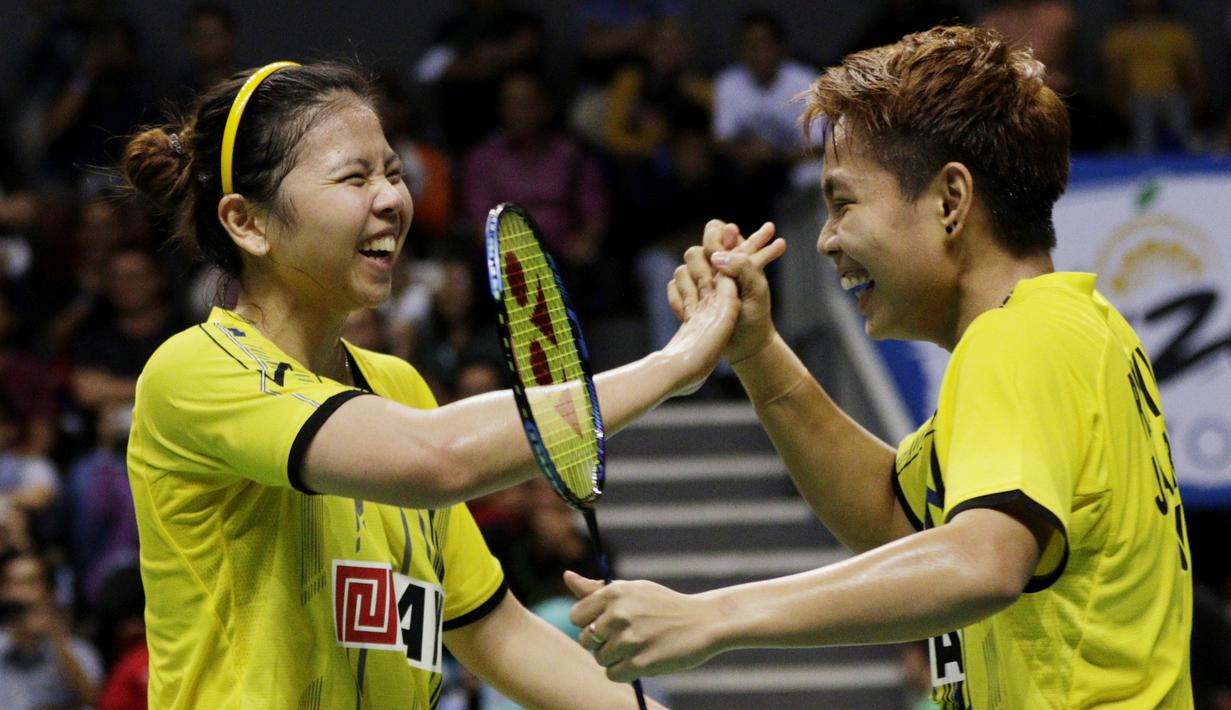Pasangan Jaya Raya, Greysia Polii/Apriyani Rahayu, merayakan kemenangan atas wakil Mutiara Cardinal, Dea Giovani/Yulfira Barkah, pada Kejurnas PBSI di Britama Arena, Sabtu (22/12). Jaya Raya menjadi juara Kejurnas PBSI 2018. (Bola.com/M Iqbal Ichsan)