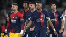 Ekspresi kecewa terlihat dari para pemain Paris Saint-Germain termasuk sang kapten, Kylian Mbappe (kedua kanan) setelah kalah dari Nice pada laga lanjutan Ligue 1 2023/2024 di Parc des Princes, Paris, Prancis, Sabtu (16/09/2023). Dua gol Kylian Mbappe tak mampu menyelamatkan Les Parisiens dari kekalahan 2-3. (AP Photo/Michel Euler)