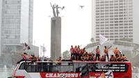 Pemain Persija Jakarta bersama The Jakmania melakukan pawai merayakan gelar Piala Liga 1 musim 2018 di Bundaran HI, Jakarta, Sabtu (15/12). Persija berhasil juara Liga 1 usai mengalahkan Mitra Kukar. (Bola.com/Yoppy Renato)