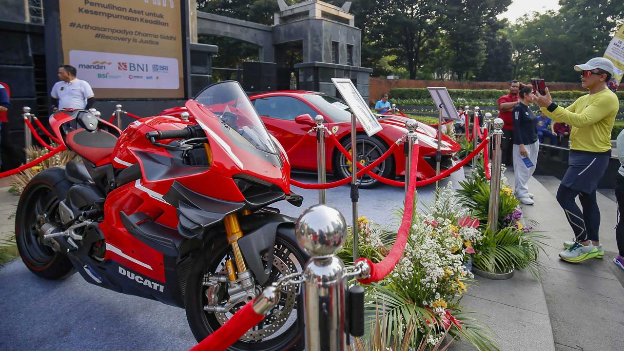 DFOTO: Dari Ferrari Ducati Hingga Tas Mewah Dipamerkan untuk Dilelang di CFD Sudirman