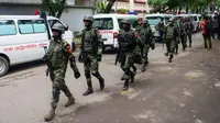 Polisi dan tentara Bangladesh bersiaga terkait penyanderaan di kafe Bangladesh. (AFP)