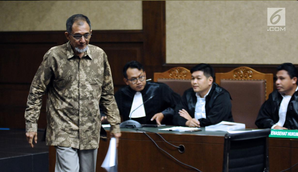 Terdakwa dugaan suap proyek satelit monitoring Bakamla, Nofel Hasan (kanan) usai berdiskusi dengan kuasa hukumnya pada sidang tuntutan di Pengadilan Tipikor, Jakarta, Rabu (21/2). Nofel dituntut lima tahun penjara. (Liputan6.com/Helmi Fithriansyah)