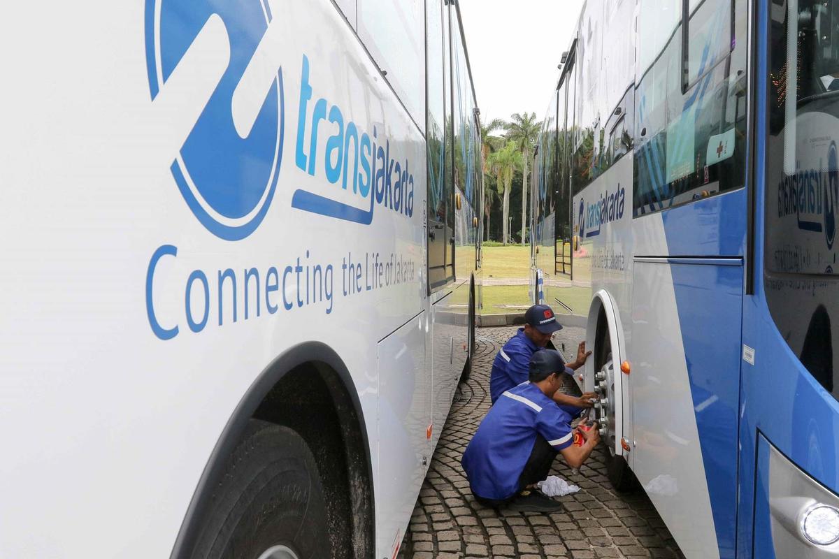 TransJakarta Listrik di Monas