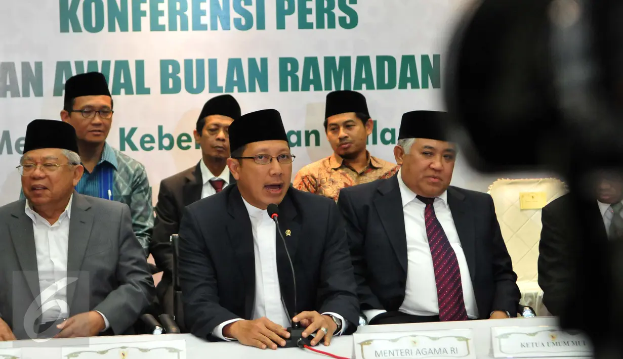 Menteri Agama Lukman Hakim Saifuddin (tengah) memberikan keterangan pers penentuan awal  Ramadan 1436 H, Jakarta, Rabu (16/6/2015). Pemerintah memutuskan tanggal 1 Ramadan 1436 H jatuh pada Kamis, 18 Juni 2015. (Liputan6.com/Andrian M Tunay)