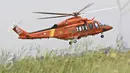 Helikopter AgustaWestland AW139 milik Basarnas saat melakukan uji terbang di Bandara Pondok Cabe, Tangerang Selatan, Senin (22/2). Helikopter tersebut dilengkapi radar cuaca untuk membantu proses SAR saat cuaca buruk. (Liputan6.com/Immanuel Antonius)
