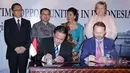 Kepala Bakamla Desi Albert Mamahit (duduk kiri) dan Dubes Norwegia untuk Indonesia Stig Traavik (duduk kanan) menandatangani kesepakatan kerja sama dalam bidang kelautan dan perikanan di Jakarta, Selasa (14/4/2015). (Liputan6.com/Helmi Afandi)