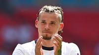 Ekspresi pemain Timnas Inggris, Kalvin Phillips, saat laga kontra Kroasia pada Grup D Euro 2020 di Stadion Wembley, Minggu (14/6/2021). (AFP/Glyn Kirk)