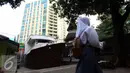 Seorang warga berjalan di depan bangunan perahu di Masjid Agung Al Munada Darussalam Baiturrahman, Jakarta, Rabu (24/6/2015). Masjid berarsitektur unik ini dibangun oleh KH Abdurrahman Maksum tahun 1963. (Liputan6.com/Helmi Afandi)