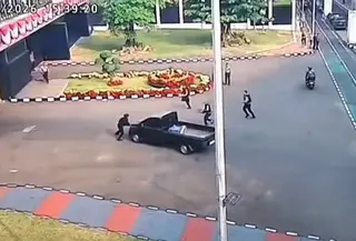Sebuah mobil pikap hitam menerobos gerbang samping Gedung DPR/MPR saat aksi unjuk rasa berlangsung pada Kamis, 27 Agustus 2026. (Foto: Tangkapan Layar Sosmed)