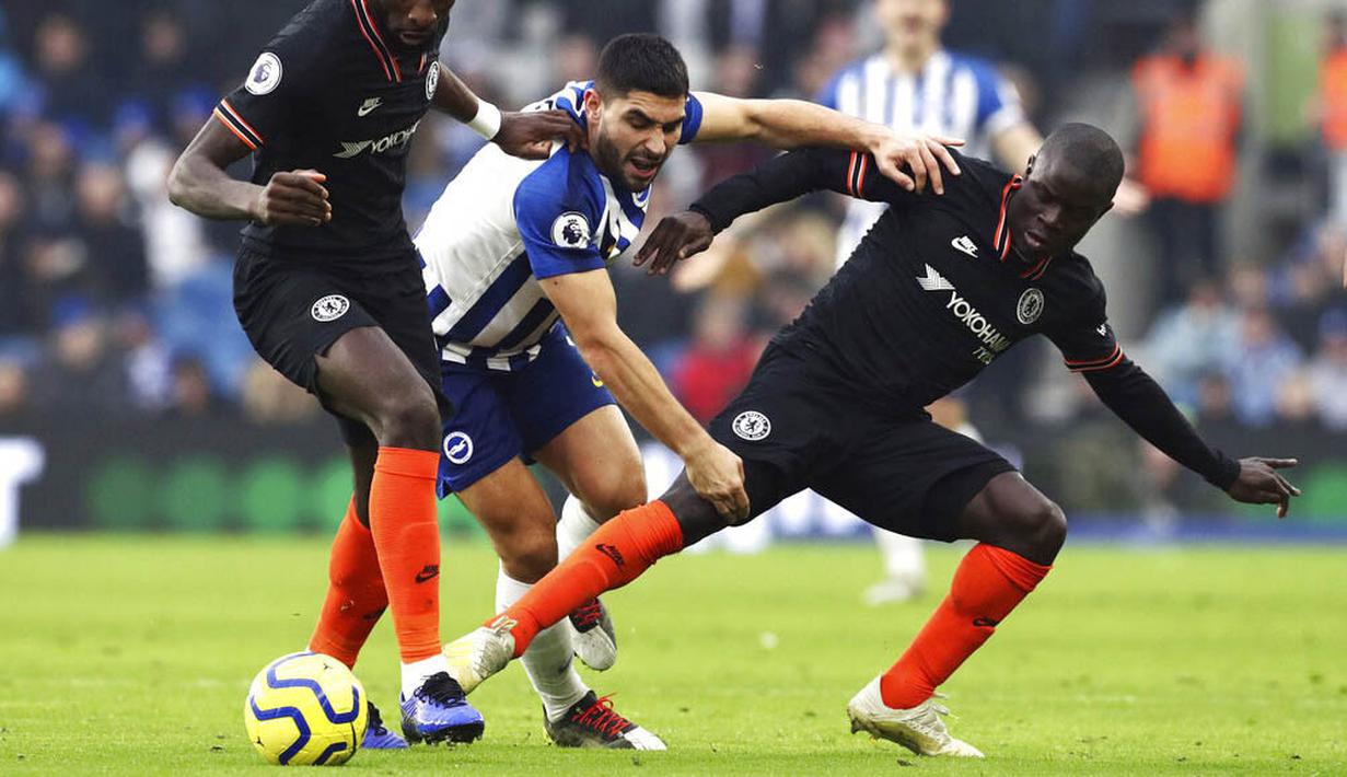 Pemain Brighton and Hove Albion, Neal Maupay, berusaha melewati pemain Chelsea pada laga Premier League di Stadion AMEX, Rabu (1/1/2020). Kedua tim bermain imbang 1-1. (AP/(Gareth Fuller)