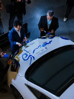 Melihat pameran seni kontemporer yang terinspirasi dari MPV listrik premium (Denza)