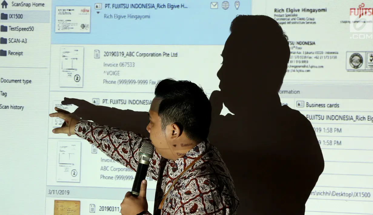 Seorang karyawan mempresentasikan hasil scanner Fujitsu ScanSnap iX1500 di Jakarta, Selasa (19/3). Pendatang baru ini telah mengalami peningkatan dalam segi desain, fungsi, dan software dari pendahulunya. (Liputan6.com/Fery Pradolo)