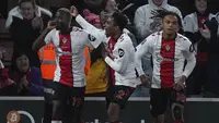 Manchester City harus tersingkir di babak perempatfinal Carabao Cup 2022/2023 setelah kalah 0-2 dari tuan rumah Southampton di St. Mary's Stadium, Kamis (12/1/2023) dini hari WIB. Tampil tanpa beberapa pemain inti sebagai starter, gawang The Citizens bobol dua kali di babak pertama lewat gol-gol dari Sekou Mara pada menit ke-23 dan Moussa Djenepo pada menit ke-28. (AP Photo/ Alastair Grant)