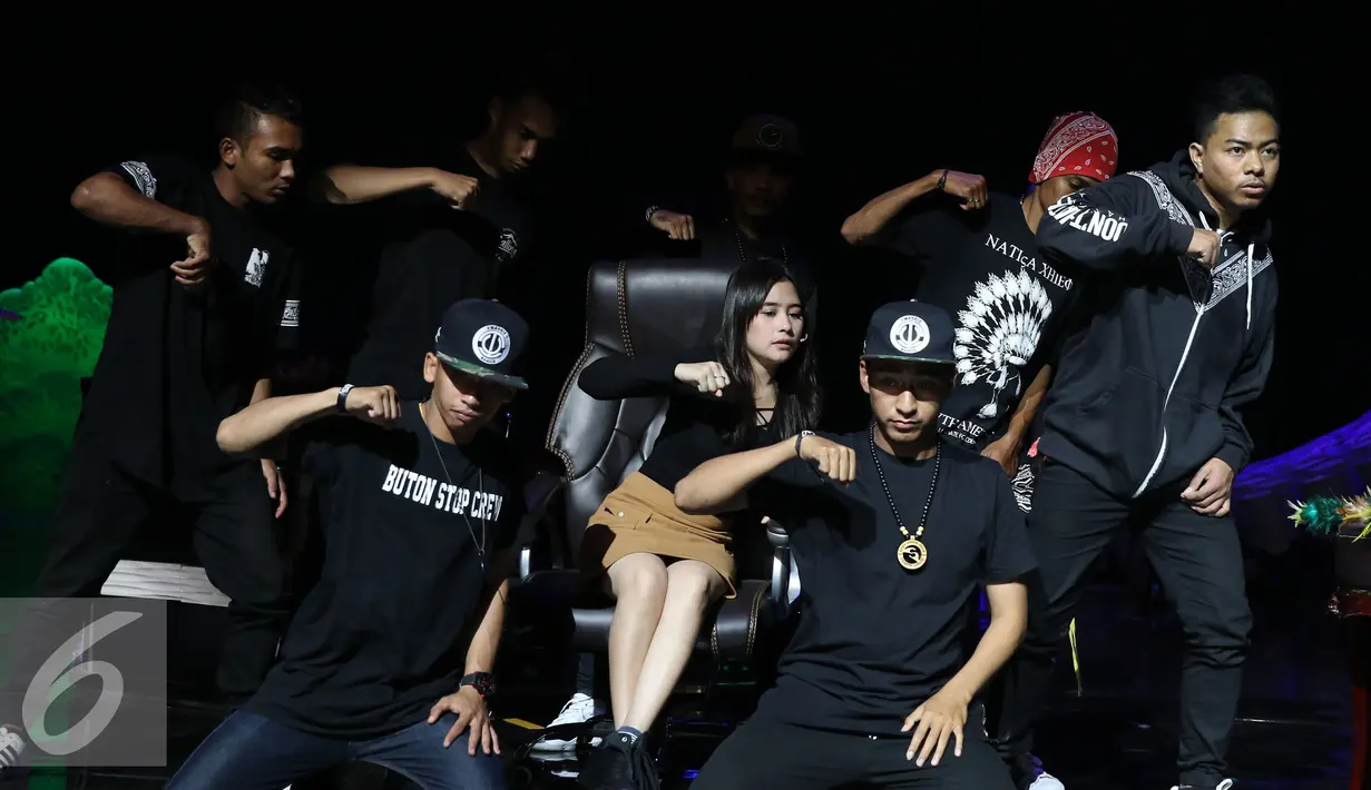 Aktris Prilly Latuconsina bersama The Dance Icon saat latihan drama musikal di Istora Senayan, Jakarta, Senin (22/8). HUT SCTV yang ke-26 akan diadakan di istora senayan secara Live pada pukul 18.45 Wib. (Liputan6.com/Herman Zakharia)