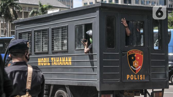 Mobil tahanan polisi membawa massa FRI-West Papua saat dibubarkan oleh aparat kepolisian terkait aksi peringatan Deklarasi 1 Desember 1961 di kawasan Monas, Jakarta, Selasa (1/12/2020). Aksi massa tidak berlangsung lama karena dibubarkan oleh aparat kepolisian. (merdeka.com/Iqbal S. Nugroho)