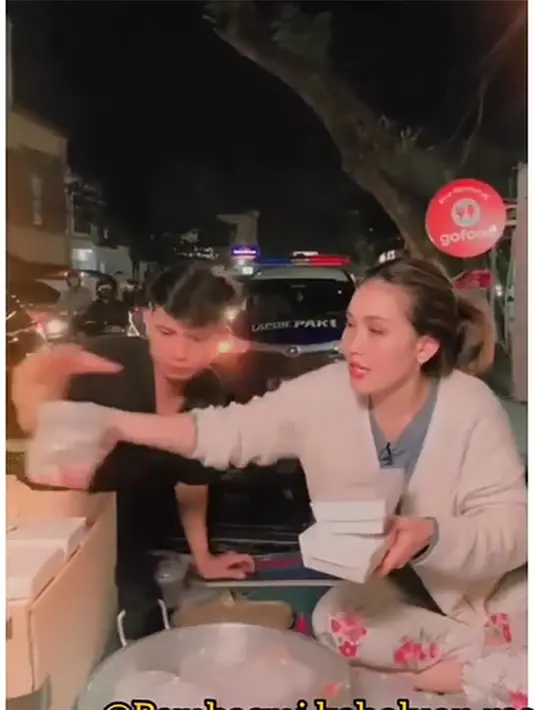 "Artis ter paling apa adanya dia tu padahal bayaran termahal tapi gak pernah sok sosialita, apalagi ngikut geng/squad kek yg lain," puji netizen. [Instagram/lambegosiip]