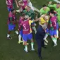 Richarlison juga tak mau kalah. Setelah sukses mencetak gol ketiga Brasil pada menit ke-29, ia juga ikut menari. Bahkan, penyerang Tottenham Hotspur itu juga mengajak pelatih Brasil, Tite untuk merayakan gol cantiknya. (AP/Pavel Golovkin)