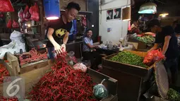 Pedagang menata cabai di Pasar Impres Senen, Jakarta, Selasa (15/11). Data Kemendag menunjukkan harga cabai merah kriting berada di level Rp53.280 per kilogram atau melonjak hingga115,18% secara tahunan dari Rp24.760 per kg. (Liputan6.com/Gempur M. Surya)