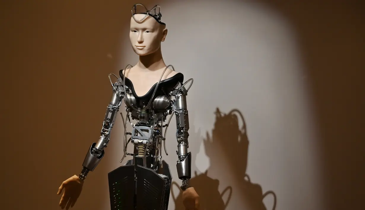 Gambar pada 18 Juni 2019 menunjukkan robot android yang berperan sebagai pendeta di Kuil Kodaiji di Kyoto, Jepang. Robot yang mulai beroperasi awal tahun ini mengambil wujud Dewa Pengampunan dan bisa memberi wejangan-wejangan. (CHARLY TRIBALLEAU/AFP)