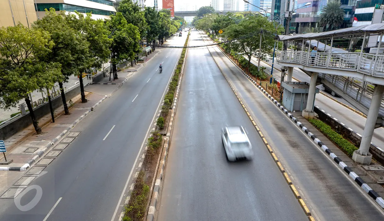 Arus lalulintas di jalan protokol terlihat sepi di kawasan Kuningan, Jakarta, Kamis (16/7/2015). H-1 jelang Lebaran, situasi Ibukota Jakarta sudah sepi ditinggal warganya yang mudik ke kampung halaman. (Liputan6.com/Faizal Fanani)