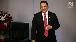 Ketua DPR Bambang Soesatyo saat sesi foto usai terpilih sebagai Ketua DPR di Kompleks Parlemen, Senayan, Jakarta, Rabu (17/1). Selain mendukung kinerja pemerintah, Bambang akan mewujudkan hubungan harmonis antara DPR KPK. (Liputan6.com/JohanTallo)