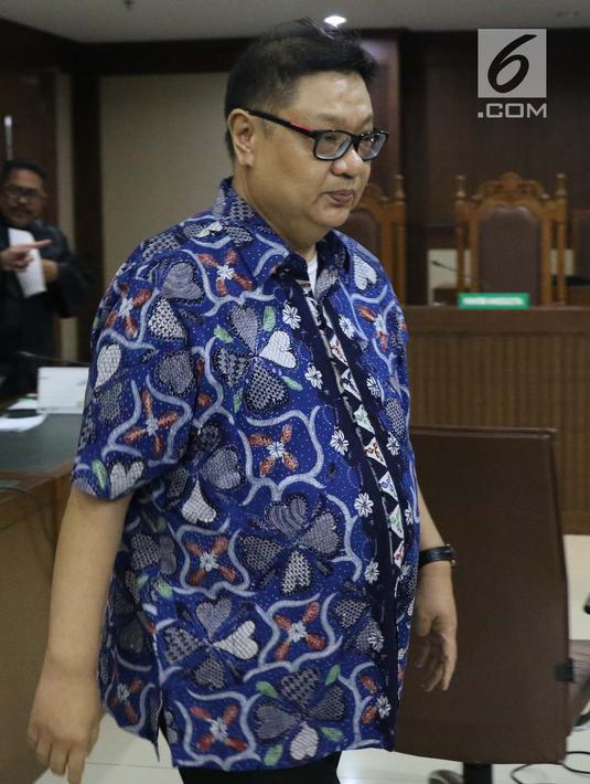Terdakwa kasus suap hakim ad hoc PN Tipikor Medan, Hadi Setiawan usai menjalani sidang pembacaan putusan di Pengadilan Tipikor, Jakarta, Kamis (4/4). Hadi Setiawan divonis 4 tahun penjara dan denda Rp 200 juta subsider 3 bulan kurungan. (Liputan6.com/Helmi Fithriansyah)
