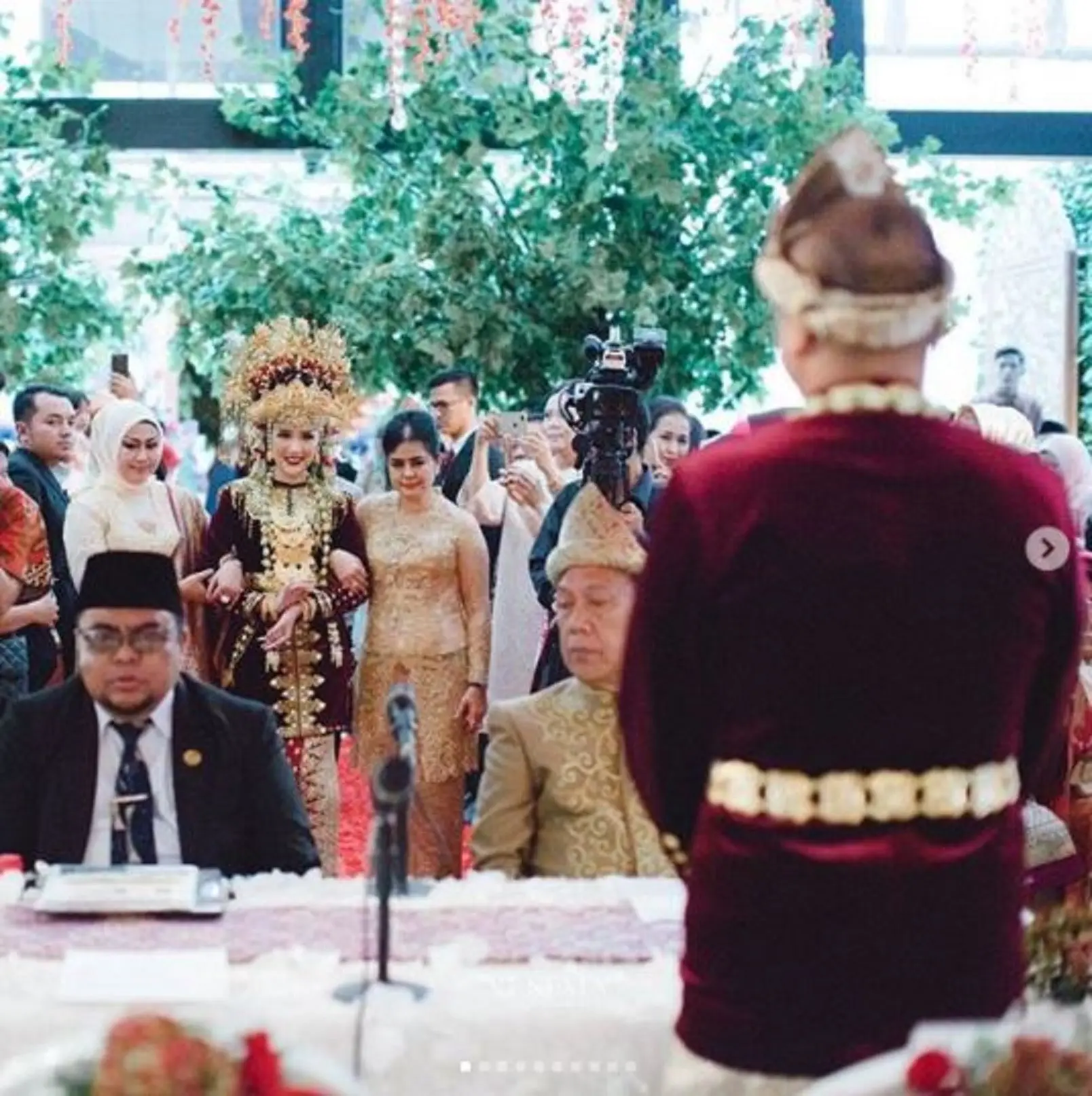 Tistha Nurma cantik mengenakan adat busana Palembang saat menuju ke tempat akad nikah, Afifuddin Kalla menyambutnya dengan berdiri (Instagram/@tityhatta)