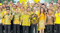 Ketua Umum Partai Golkar Bahlil Lahadalia bersama jajaran pengurus dan kader Partai Golkar di kantor DPP Partai Golkar, Jalan Anggrek Neli, Jakarta Barat, Jumat (20/9/2024). (Liputan6.com/Nanda Perdana Putra)