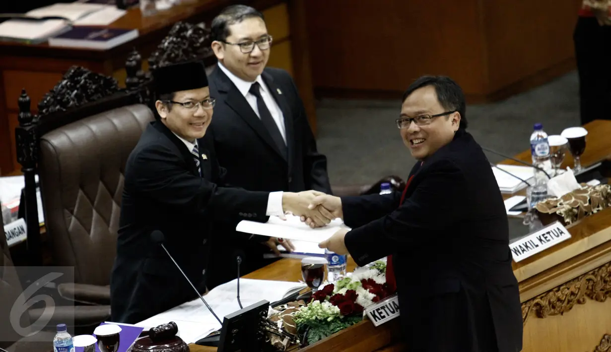 Menkeu Bambang Brodjonegoro berjabat tangan dengan Wakil Ketua DPR Taufik Kurniawan saat rapat paripurna DPR RI ke-27 di Komplek Parlemen, Senayan, Jakarta, Jumat (20/5). Rapat tersebut membahas RAPBN Tahun Anggaran 2017. (Liputan6.com/Johan Tallo)