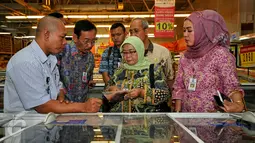 Walikota Jakarta Selatan Syamsuddin Noor (kedua kiri) dan BPOM saat melakukan sidak dan pengawasan makanan di sebuah pasar modern di Pasar Minggu, Kamis (9/7/2015). Sidak dilakukan guna menjaga kualitas makanan jelang Lebaran. (Liputan6.com/Yoppy Renato)