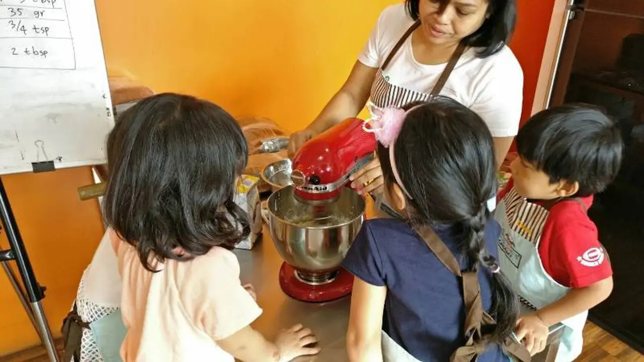 anak memasak