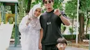 Atta Halilintar dan Aurel Hermansyah kenakan busana yang kontas namun saling melengkapi. Aurel kenakan kemeja lace dengan celana putih dan hijab keabuan. Sementara Atta tampil serba hitam padukan t-shirt dan celana panjang [@attahalilintar]