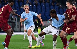 Gelandang Lazio, Fisayo Dele-Bashiru (kedua kanan) berebut bola dengan Gianluca Mancini (AS Roma) saat laga pekan ke-32 Serie A Italia musim 2024/2025 di Stadion Olimpico, Roma, 13 April 2025 atau Senin (14/4/2025) dini hari WIB. (Tiziana FABI/AFP)