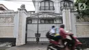 Warga melintas di depan rumah mewah yang dijadikan markas jaringan penipuan internasional di Jalan Selat Batam, Duren Sawit, Jakarta Timur, Kamis (6/4/2023). (merdeka.com/Iqbal S Nugroho)