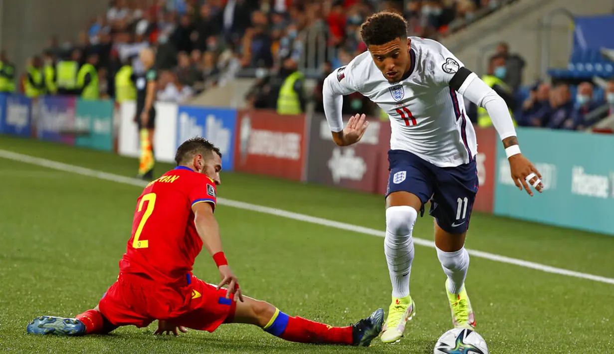 Pemain Inggris Jadon Sancho (kanan) melewati pemain Andorra Cristian Martinez pada pertandingan kualifikasi Grup I Piala Dunia 2022 di National Stadium, Andorra la Vella, 9 Oktober 2021. Inggris menang 5-0. (AP Photo/Joan Monfort)
