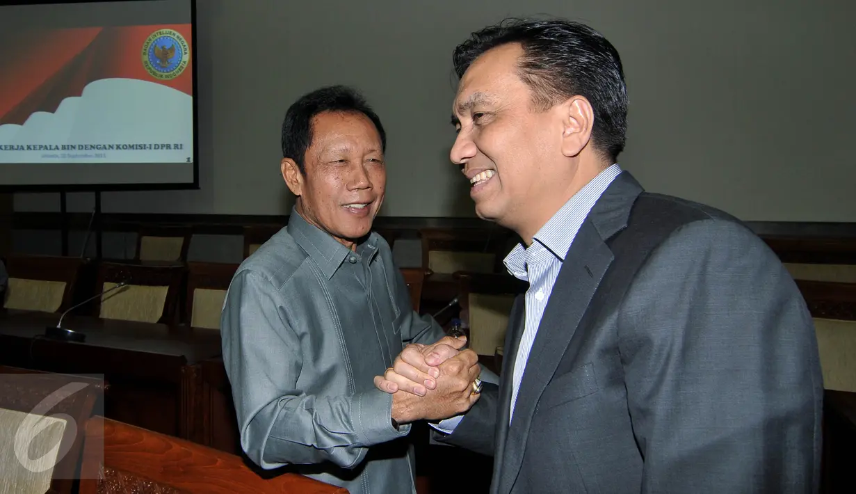 Kepala BIN Sutiyoso (kiri) bersalaman dengan Effendi Simbolon usai rapat kerja dengan Komisi I DPR, Jakarta, Kamis (10/9/2015). Rapat membahas anggaran BIN dan isu-isu aktual intelejen Indonesia. (Liputan6.com/Johan Tallo)