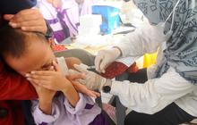 FOTO: Ragam Ekspresi Murid SD di Depok Disuntik Vaksin Difteri Tetanus