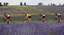 Sejumlah pembalap sedang melaju pada etape ke-11 balap sepeda Tour de France 2021 yang menempuh jarak 198 km, dari Sorgues menuju Malaucene, pada 07 Juli 2021. (AFP/Thomas Samson)