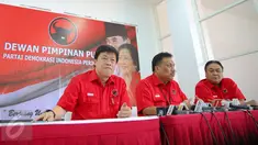 Ketua Fraksi PDIP Olly Dondokambey (tengah) memberikan keterangan pers usai rapat koordinasi di DPP PDIP, Jakarta, Kamis (17/9/2015). Dalam rapat Megawati meminta kepada fraksi untuk turun ke bawah sukseskan pilkada serentak. (Liputan6.com/Faizal Fanani)