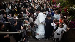 Pengantin Yahudi ultra-ortodoks Hannah Halbershtam datang bersama keluarganya ke upacara pernikahannya di kota ultra-ortodoks Bnei Brak, Israel, Selasa (20/8/2019. (AP Photo/Oded Balilty)