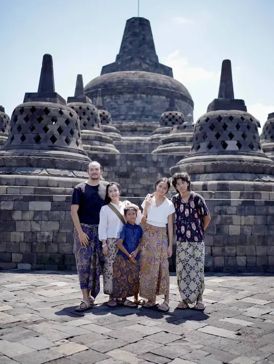 Liburan ke Magelang, tentu akan kurang bila belum naik ke Candi Borobudur. Sambil menyaksikan relief-relief yang dipahat dengan indah, Dwi Sasono yang merupakan seniman ini bisa menyaksikan mahakarya yang sudah ada sejak zaman dahulu. (Liputan6.com/IG/@dwisasono)