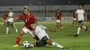 Penyerang Timnas Indonesia, Kushedya Hari Yudo berebut bola dengan pemain Tira Persikabo, Juliyano Pratama. (Foto: Bola.com/M. Iqbal Ichsan)