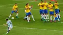 Penyerang Argentina, Lionel Messi melakukan tendangan bebas ke gawang Brasil saat pertandingan Brasil kontra Argentina dalam Kualifikasi Piala Dunia 2018, di stadion Mineirao, Belo Horizonte, Brasil (10/11). (Reuters/Ricardo Moraes)