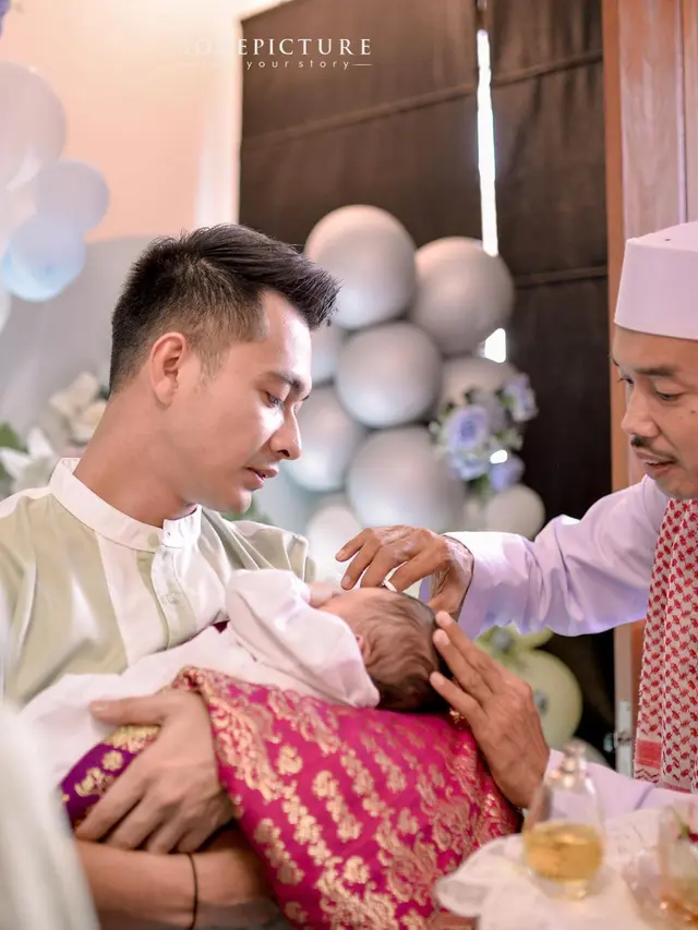 Tampil Kompak, Ini 7 Momen Aqiqah Baby Akshay Anak Ketiga Eza Gionino