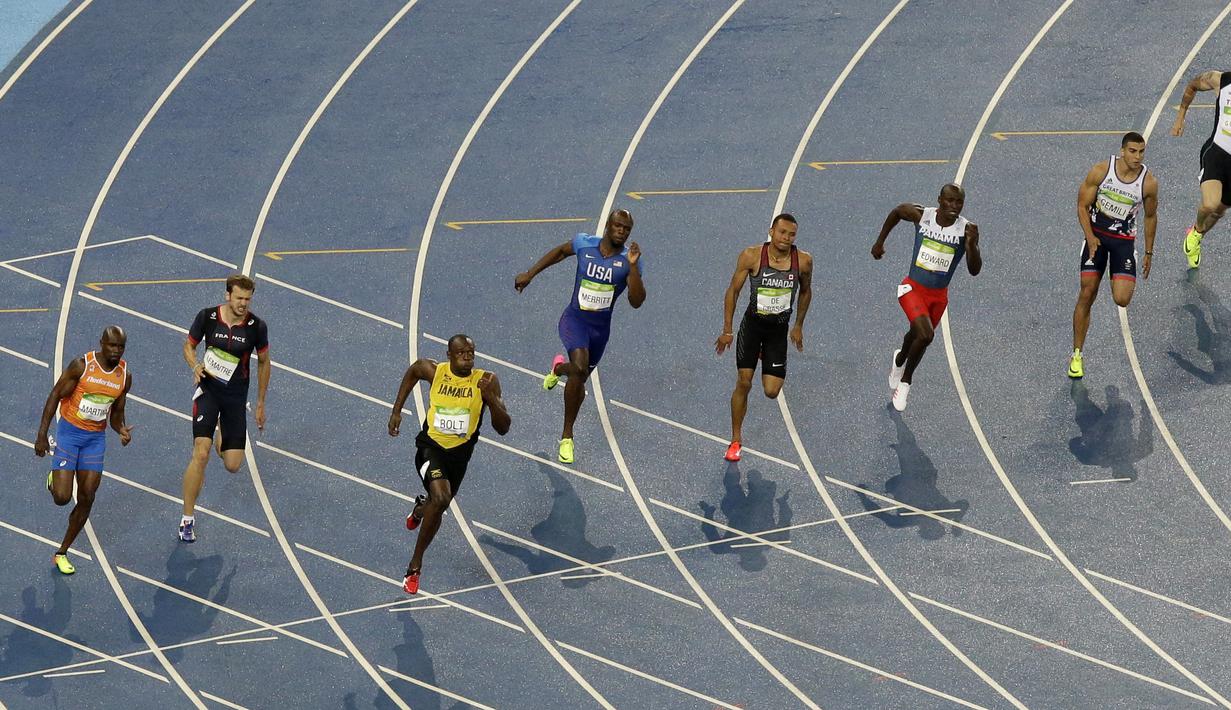 Usain Bolt mengalahkan tujuh pelari dunia lainnya untuk meraih emas ketiganya di nomor 200m olimpiade secara beruntun. (AP Photo/Mark Baker)