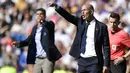 Pelatih Real Madrid, Zinedine Zidane, memberikan arahan kepada anak asuhnya. Pada laga tersebut Real Madrid mampu menciptakan 13 peluang Sementara Alaves 11 peluang. (AFP/Javier Soriano)