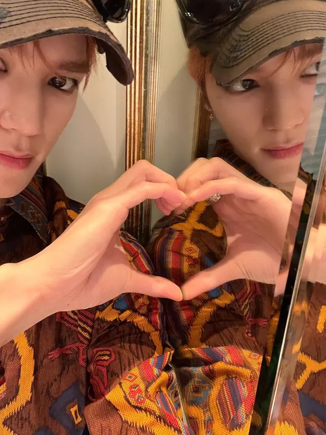 6 Gaya Kasual Taeyong NCT 127 Kenakan Batik Pemberian Jerome Polin, Netizen Sebut Cocok Jadi Dosen