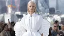 Shirt dress dengan detail ritsleting di bagian tengah memiliki lengan parasut berlipit dan rok parasut, dirancang dari bahan polu faille putih. Foto: Document/Alexander McQueen.