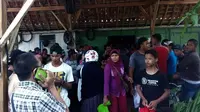 Warga mengerumuni rumah tempat bocah lima tahun yang diduga dibunuh ibu kandung sendiri di Grobogan, Jawa Tengah. (Liputan6.com/Felek Wahyu)