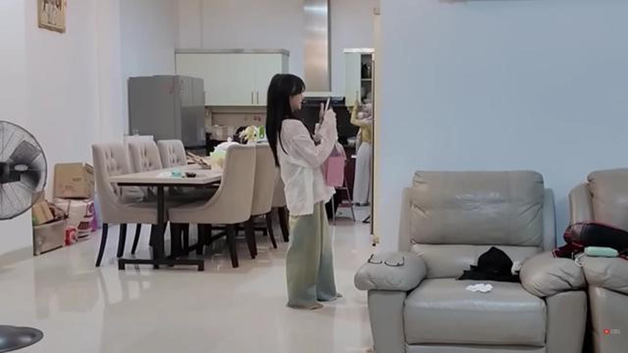9 Potret Ruang TV Rumah Haji Faisal dan Mama Fuji, Nyaman untuk Kumpul Keluarga
